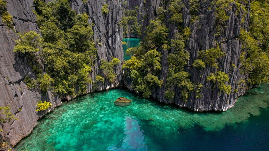 A breathtaking view of turquoise waters and dramatic limestone cliffs in Palawan.